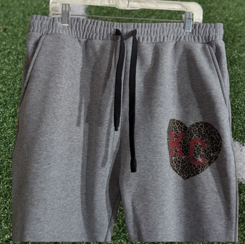 🤩 EUC Boutique Grey Sweats With KC Leopard Heart Size 2XL - Picture 3 of 9